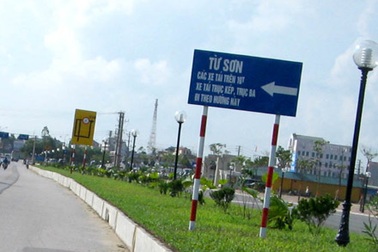 Biển phân luồng qua cầu Đuống: CSGT cũng “bó tay” vì “độ” oái oăm