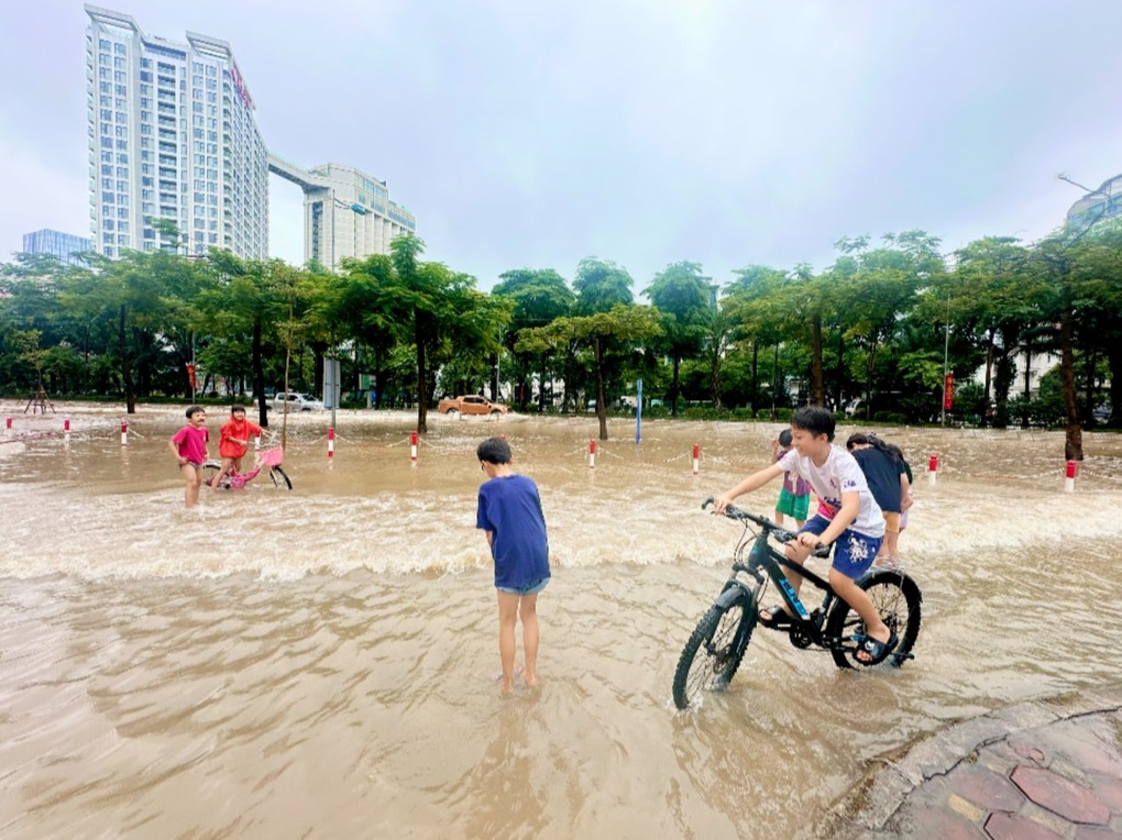 Vì sao khu đô thị siêu sang Ciputra, đường Võ Chí Công hay bị ngập nặng? - 2 Vì sao khu đô thị siêu sang Ciputra, đường Võ Chí Công hay bị ngập nặng? - 2
