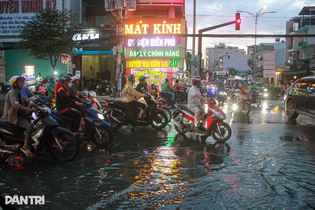 Ngập hơn 3 giờ vào chiều tối rằm Trung thu ở TPHCM - 2 Ngập hơn 3 giờ vào chiều tối rằm Trung thu ở TPHCM - 2
