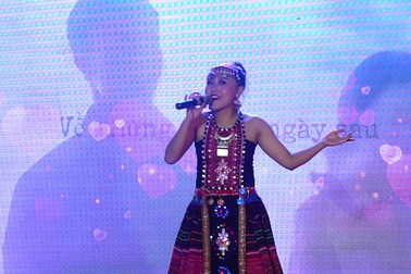 Quán quân Tài năng sinh viên cất giọng hát cuốn hút thể hiện hit của ca sĩ Bích Phương