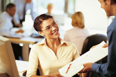 Cùng lúc được hai công ty mời làm việc