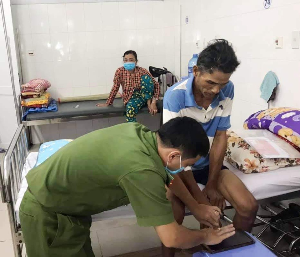Công an đến tận giường bệnh giúp dân gặp nạn làm chứng minh thư - 1 Công an đến tận giường bệnh giúp dân gặp nạn làm chứng minh thư - 1