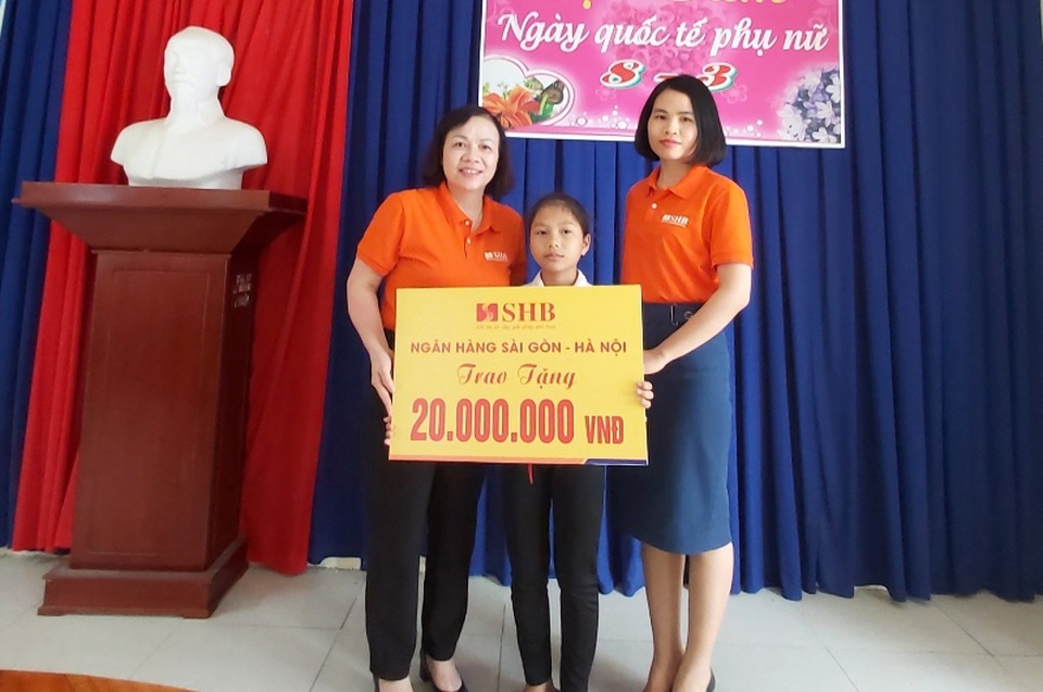 Bé gái 12 tuổi cùng lúc mất mẹ và em được bạn đọc Dân trí tiếp tục giúp đỡ - 1 Bé gái 12 tuổi cùng lúc mất mẹ và em được bạn đọc Dân trí tiếp tục giúp đỡ - 1