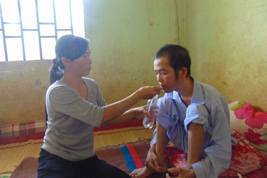 Thương xót cảnh người vợ trẻ gồng mình chăm chồng bạo bệnh, con thơ dại