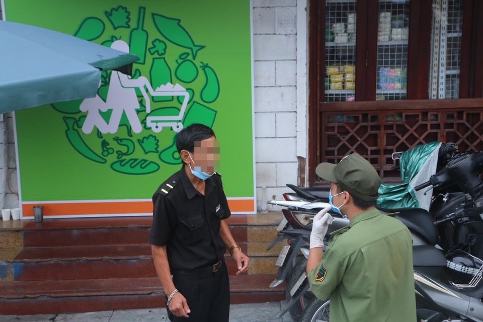 Ngày đầu tái xử phạt không đeo khẩu trang, Công an Hà Nội chỉ nhắc nhở - 7 Ngày đầu tái xử phạt không đeo khẩu trang, Công an Hà Nội chỉ nhắc nhở - 7