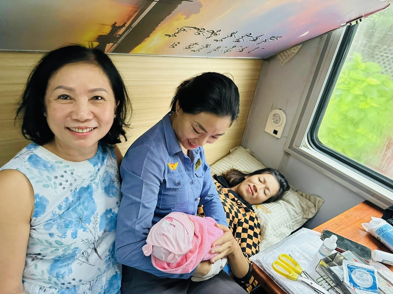 Hành khách hạ sinh bé gái trên khoang tàu hỏa - 1