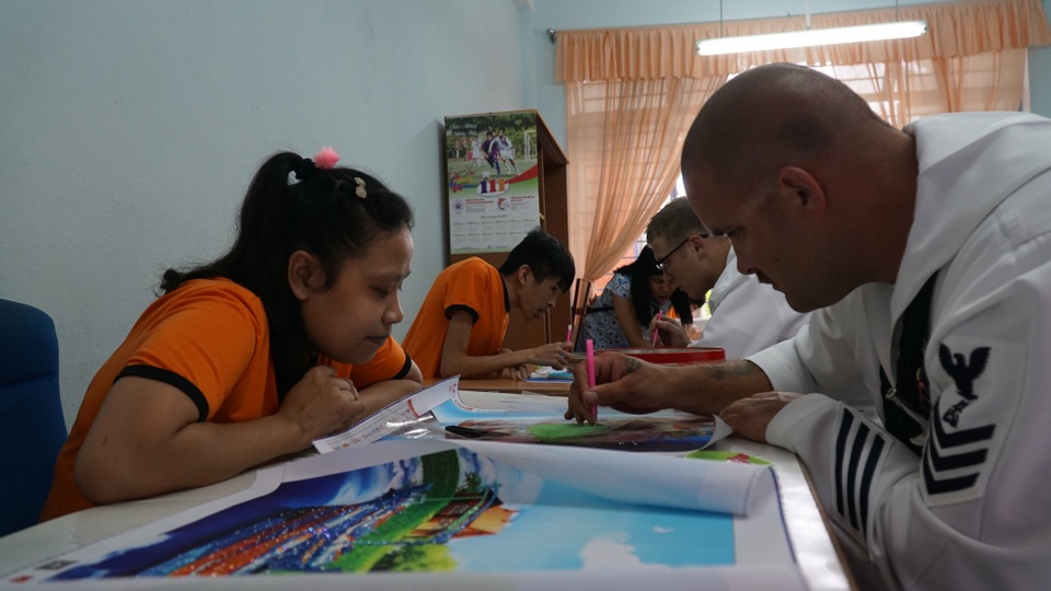 Hải quân Mỹ vẽ tranh, sơn tường trung tâm trẻ bất hạnh ở Đà Nẵng - 6