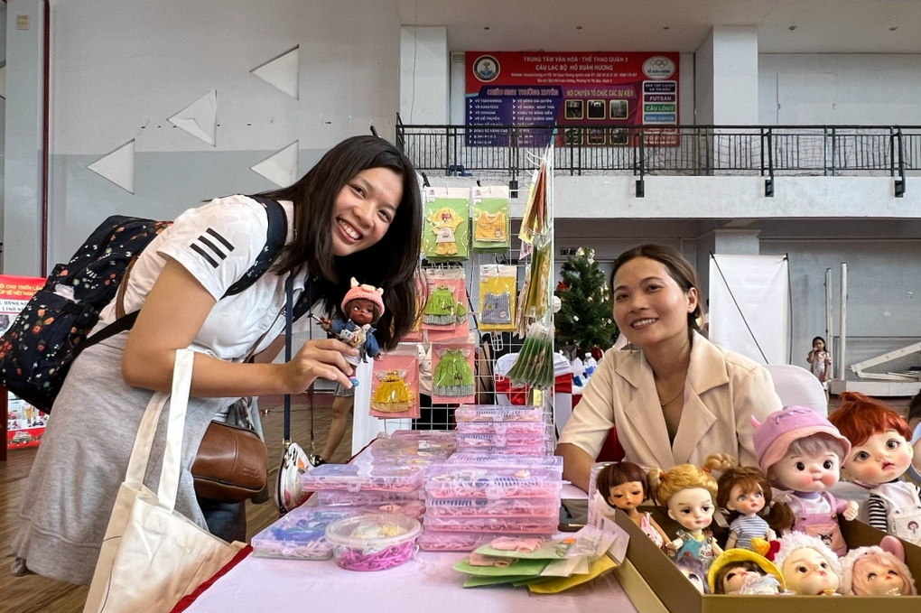 Hàng trăm người đổ xô dự đại tiệc săn đồ tí hon - 6 Hàng trăm người đổ xô dự đại tiệc săn đồ tí hon - 6