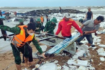 Tàu cá bị sóng đánh hư hỏng, 6 ngư dân nhảy xuống biển thoát thân