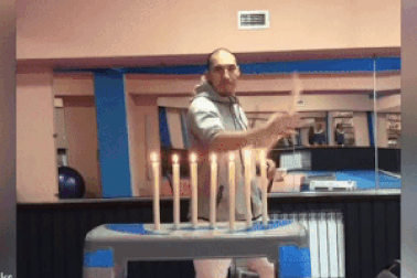 “Thân thủ phi phàm” của chàng trai khởi xướng thử thách “đá nút chai”