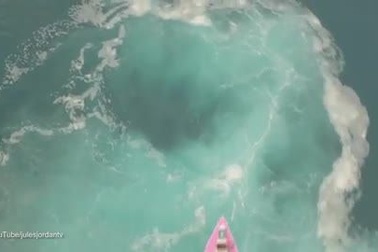 Những ngọn sóng khổng lồ cuộn trào ở Teahupo’o, Tahiti, Pháp