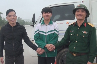 Vật lộn với dòng nước lũ cứu nam sinh thoát “tử thần”