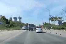 Phóng nhanh, xe bồn lật nhào vì tránh xe khác