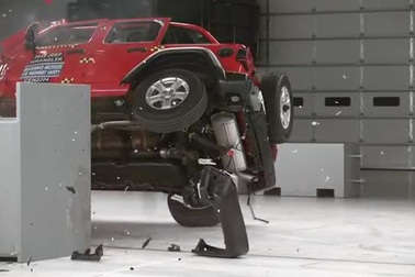 Jeep Wrangler 2022 lật nhào trong bài kiểm tra an toàn