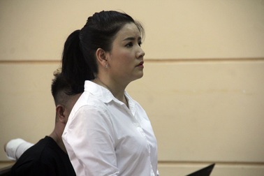 Nghệ sĩ Ngọc Trinh khóc nức nở tại tòa