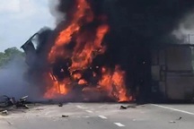 Ô tô tải chở xe con đâm vào dải phân cách rồi bốc cháy ngùn ngụt