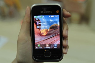 Cận cảnh điện thoại Samsung 2 SIM 2 sóng rẻ nhất 