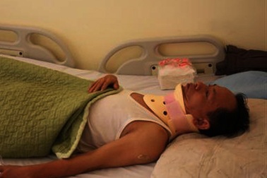 Sinh viên không đội mũ bảo hiểm, tông xe vào công an