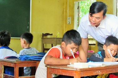 Thầy giáo trẻ tận tụy dạy chữ cho học sinh Cơ Tu