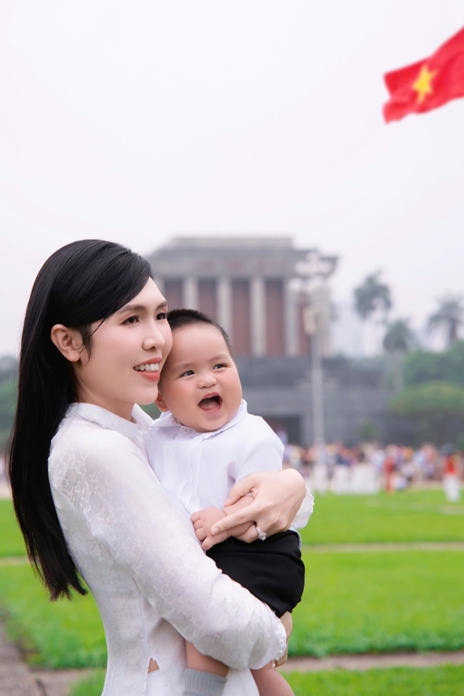 MC Hạnh Phúc và gia đình chụp ảnh kỷ niệm tại Quảng trường Ba Đình - 6 MC Hạnh Phúc và gia đình chụp ảnh kỷ niệm tại Quảng trường Ba Đình - 6