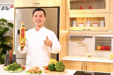 Đầu bếp Cẩm Thiên Long bật mí bí quyết chiên rán ở nhiệt cao qua bài trắc nghiệm 5 ngón tay