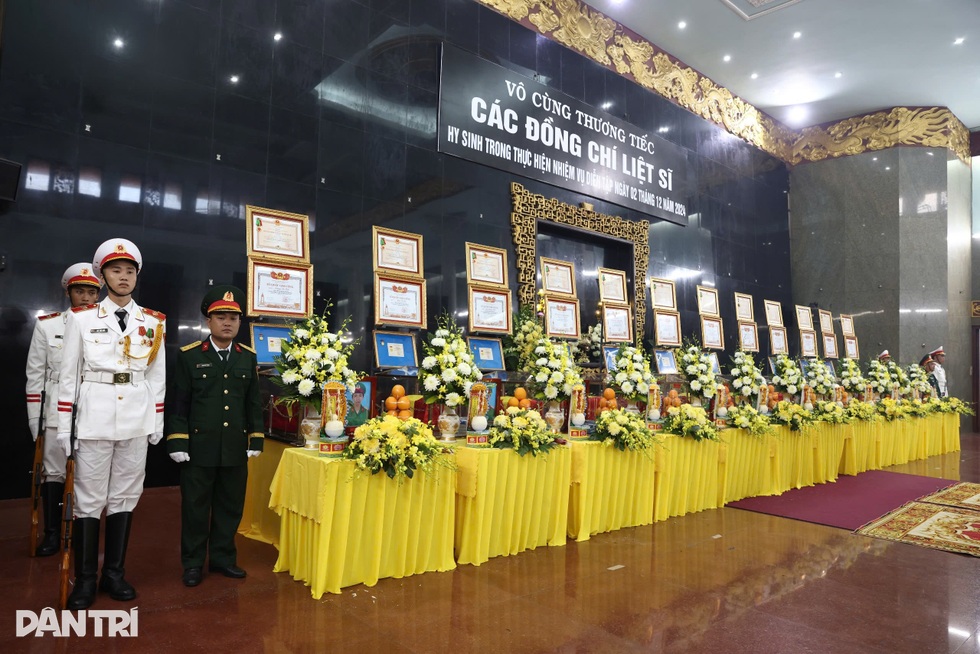 Người thân nghẹn ngào tiễn đưa 12 liệt sỹ Quân khu 7 - 1 Người thân nghẹn ngào tiễn đưa 12 liệt sỹ Quân khu 7 - 1