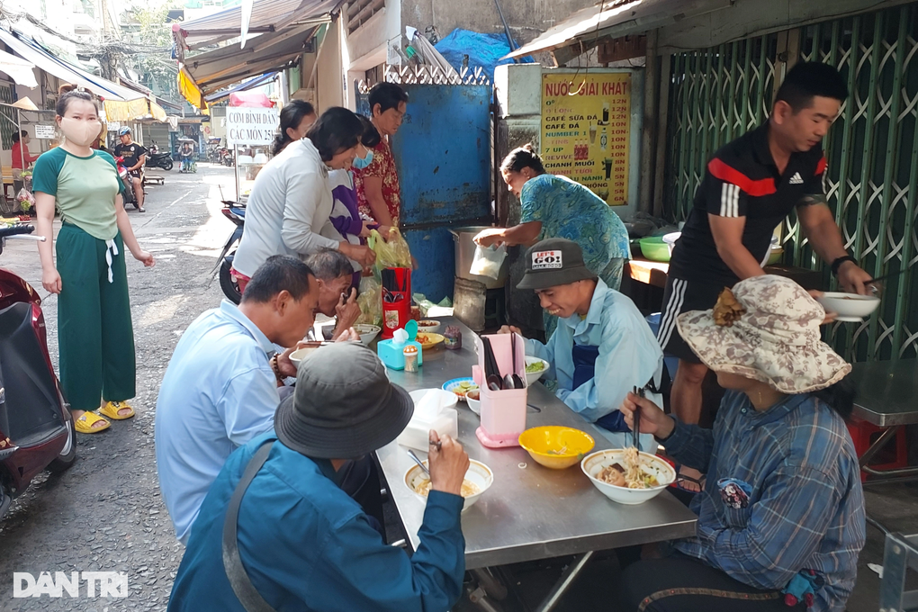 Quán bán bún bò ở TPHCM giá 10.000 đồng/tô, mỗi ngày bán chỉ 1 tiếng - 1 Quán bán bún bò ở TPHCM giá 10.000 đồng/tô, mỗi ngày bán chỉ 1 tiếng - 1