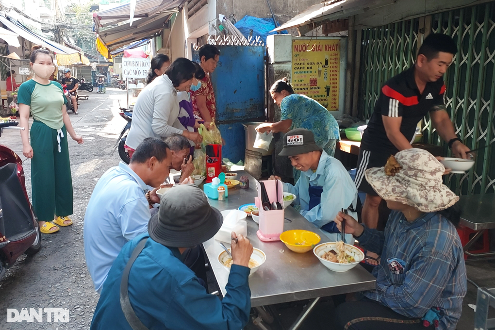 Quán bán bún bò ở TPHCM giá 10.000 đồng/tô, mỗi ngày bán chỉ 1 tiếng - 1