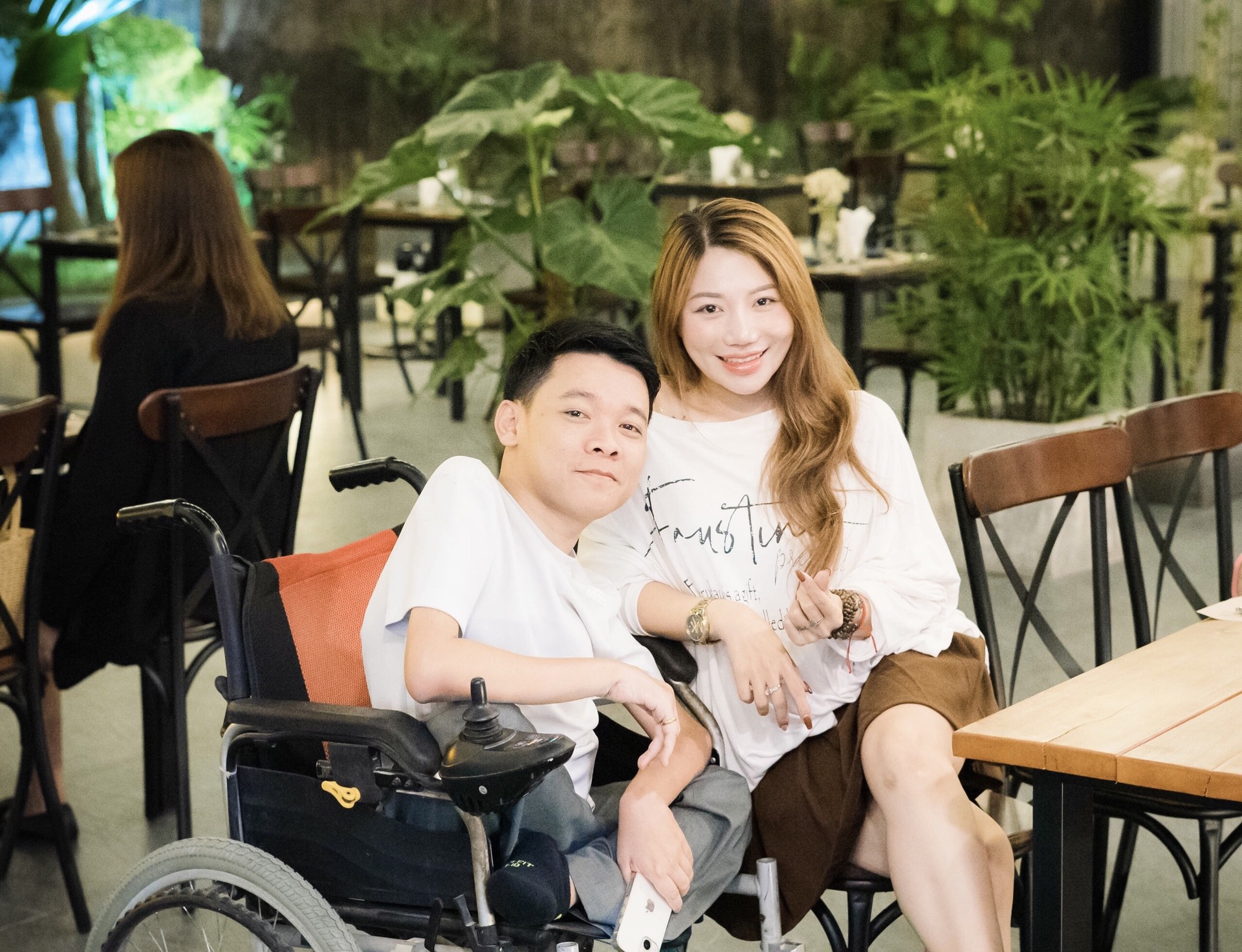 Ngồi xe lăn, chàng trai 8X vẫn kiếm trăm triệu/tháng, điều hành cả công ty - 5 Ngồi xe lăn, chàng trai 8X vẫn kiếm trăm triệu/tháng, điều hành cả công ty - 5