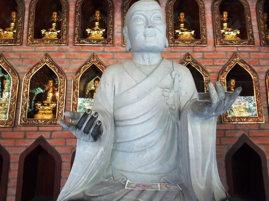 Người Việt đi lễ đầu năm: Càng sờ, càng xoa tượng, càng nhiều lộc? - 2 Người Việt đi lễ đầu năm: Càng sờ, càng xoa tượng, càng nhiều lộc? - 2