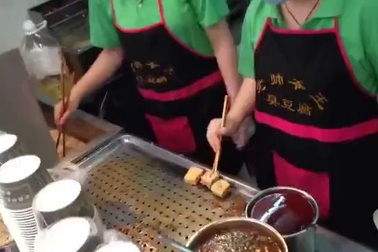 Nếm thử món đậu phụ thối trên đường phố Vũ Hán, Hồ Bắc