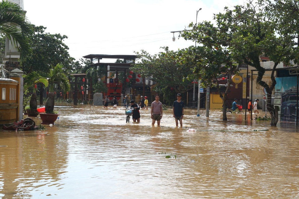 Người dân Hội An khốn đốn với bão số 9 vừa đi thì lũ lớn lại về - 4 Người dân Hội An khốn đốn với bão số 9 vừa đi thì lũ lớn lại về - 4
