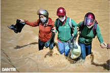 Mưa lũ chia cắt, giáo viên lội suối, băng rừng đến trường