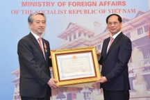 Trao tặng Huân chương Hữu nghị cho Đại sứ Trung Quốc Hùng Ba