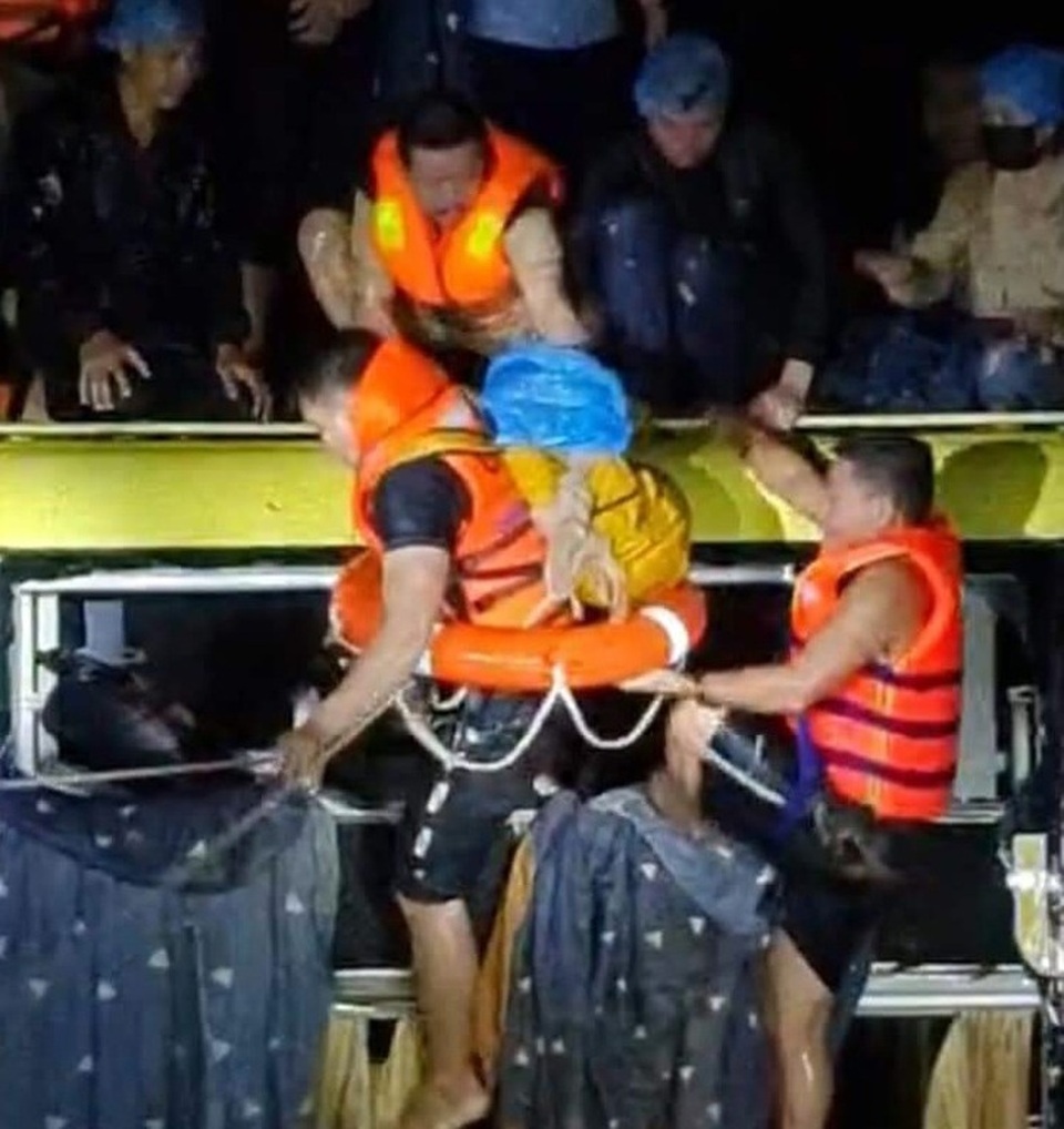 Thưởng “nóng” lực lượng giải cứu 20 người trên xe khách bị lũ cuốn - 1 Thưởng “nóng” lực lượng giải cứu 20 người trên xe khách bị lũ cuốn - 1