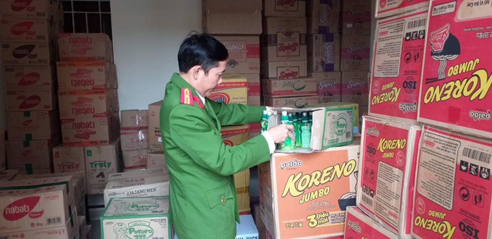 Thu giữ lượng lớn bánh kẹo, nước ép trái cây không rõ nguồn gốc - 1 Thu giữ lượng lớn bánh kẹo, nước ép trái cây không rõ nguồn gốc - 1