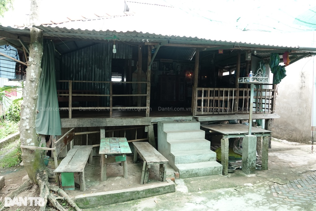 “Phá sản” vì con bại não, gia đình nghèo bần cùng trong căn nhà chờ sập - 4 “Phá sản” vì con bại não, gia đình nghèo bần cùng trong căn nhà chờ sập - 4