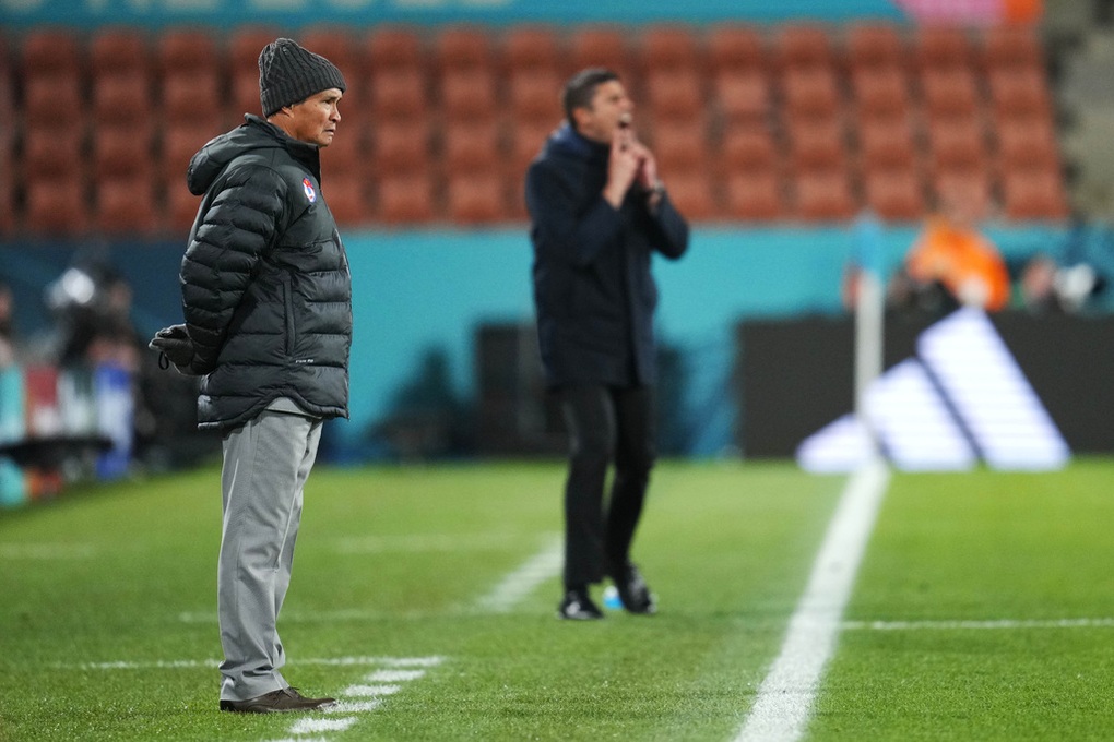 HLV Mai Đức Chung: Tuyển nữ Việt Nam chủ quan trước Bồ Đào Nha - 1