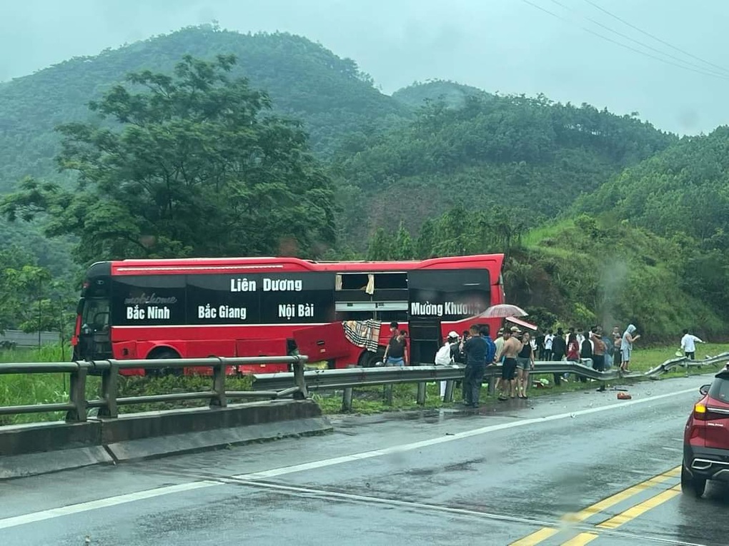 Xe khách lao khỏi đường cao tốc Nội Bài - Lào Cai sau cú va chạm mạnh - 2