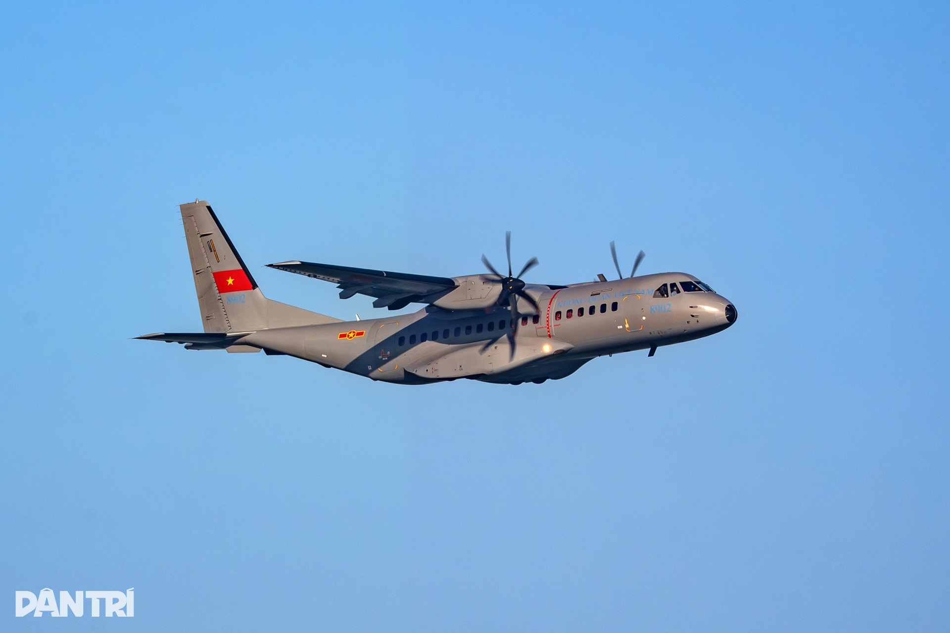 Casa C-295 khoác áo mới, hợp biên 4 máy bay vận tải trên bầu trời Hà Nội - 12