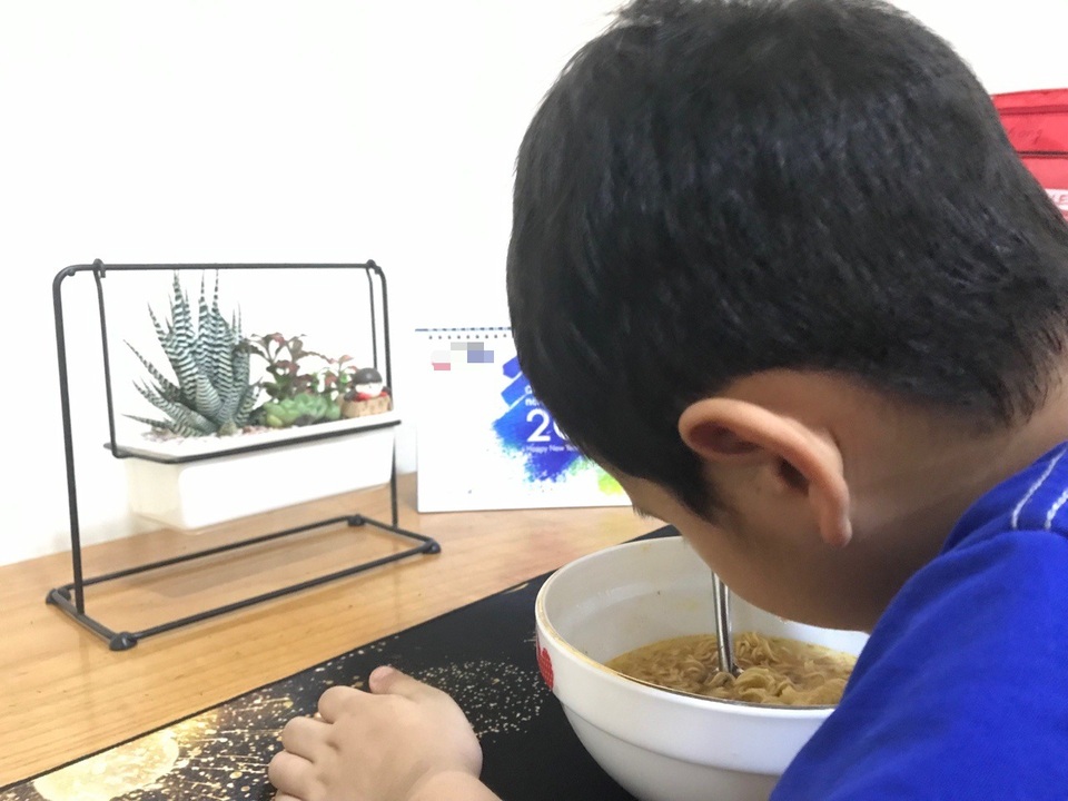 Đi làm ngày đầu năm, nhiều phụ huynh “cắp” con đến công sở - 1 Đi làm ngày đầu năm, nhiều phụ huynh “cắp” con đến công sở - 1
