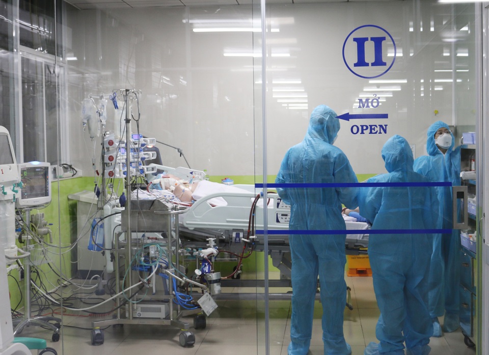 Nam phi công người Anh nhiễm Covid-19 vẫn lệ thuộc ECMO - 2 Nam phi công người Anh nhiễm Covid-19 vẫn lệ thuộc ECMO - 2