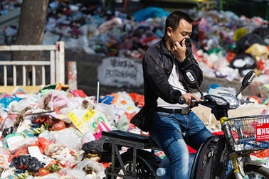 Choáng trước cảnh đường phố Thẩm Quyến ngập trong “biển” rác 