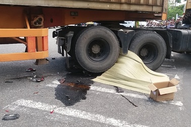 Bị cuốn vào gầm xe container, 2 phụ nữ thương vong