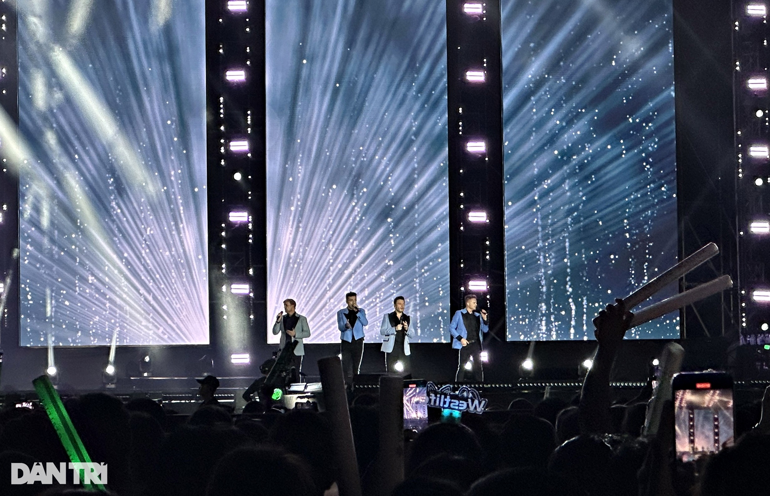 Show Westlife: Đẳng cấp sao quốc tế nhưng Ban Tổ chức nghiệp dư, tai tiếng? - 3