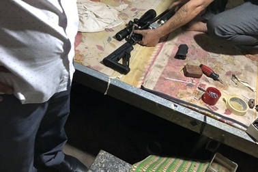 Mang súng đi đòi tiền, chủ nợ bị con nợ đánh bầm dập