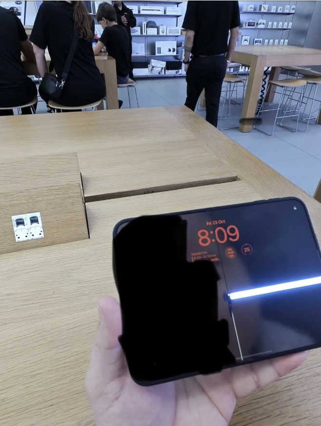 iPhone Duo nứt màn hình sau vài giờ sử dụng - 3