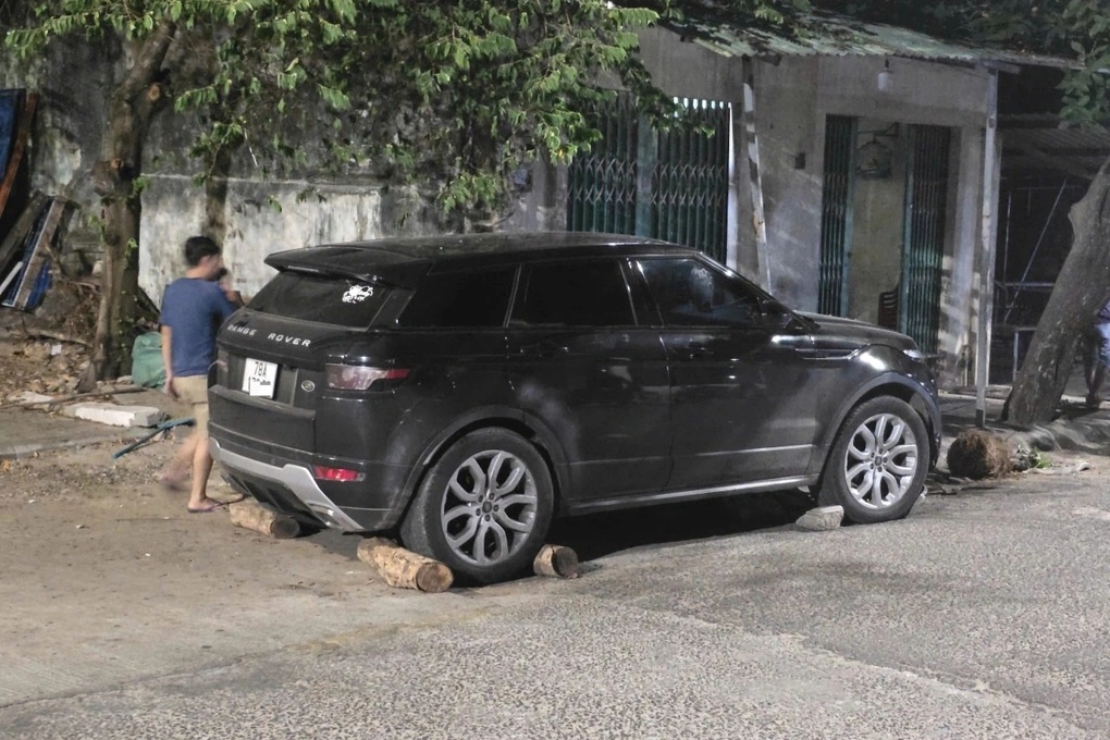 Người dân chặn bắt chiếc Range Rover tông 2 xe máy rồi bỏ chạy - 1 Người dân chặn bắt chiếc Range Rover tông 2 xe máy rồi bỏ chạy - 1