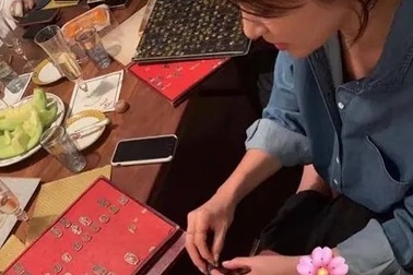 Song Hye Kyo gắn tên “ông xã” Song Joong Ki lên túi xách