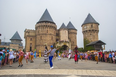 Đạo diễn Phạm Hoàng Nam và câu chuyện không tưởng trên đỉnh Bà Nà